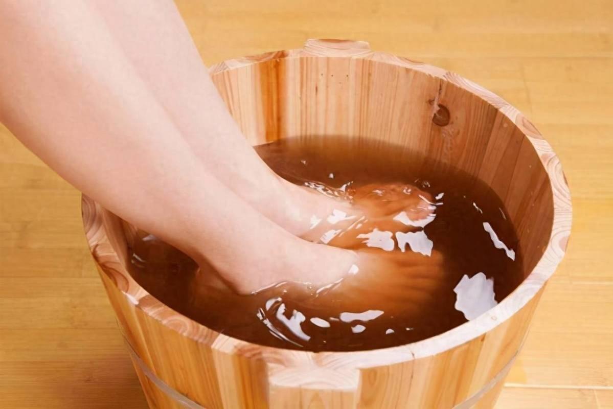 Is soaking your feet in hot water every day a way to maintain health or a chronic way to reduce lifespan? The doctor spoke the truth! - ultimate guide to natural hair growth for men