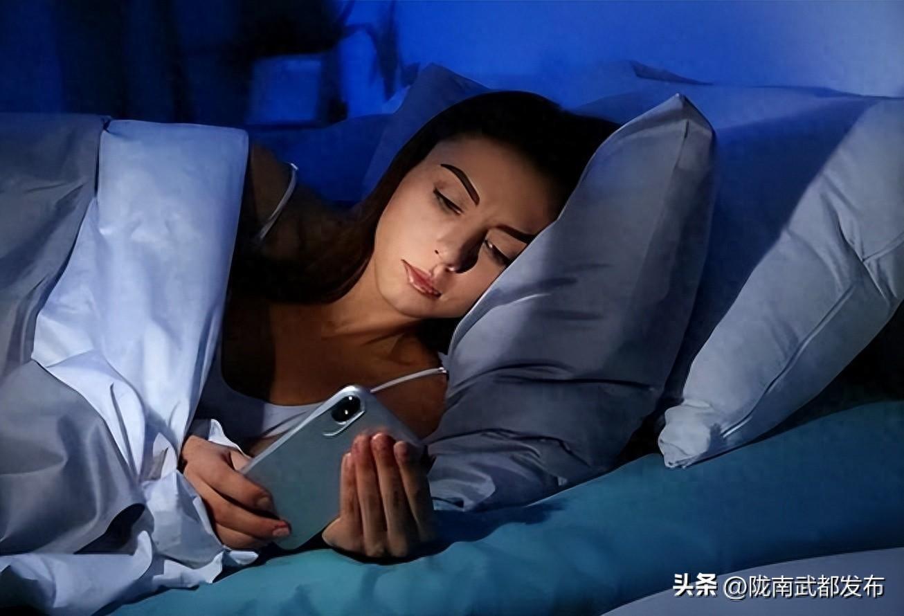 The Hidden Dangers of Bedtime Phone Use: A Comprehensive Guide to Protecting Your Health